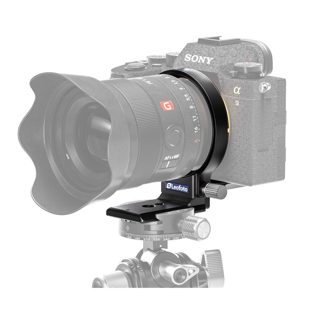 Leofoto UL-02 Objektivfuß zilveren objectiefkraag rond een groothoekzoom op systeemcamera, gemonteerd op Arca-Swiss statiefkop.
