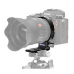 Leofoto UL-02 Objektivfuß zilveren objectiefkraag rond een groothoekzoom op systeemcamera, gemonteerd op Arca-Swiss statiefkop.