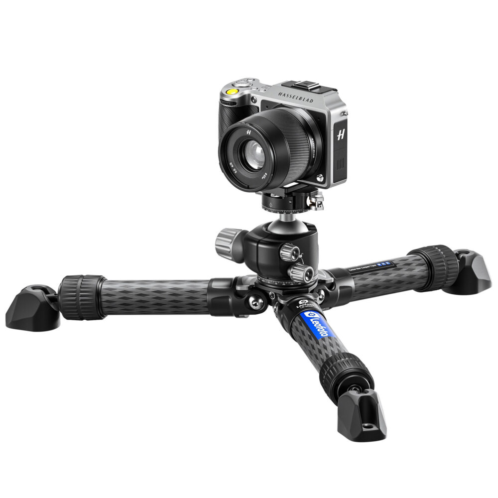 Leofoto SC-60 Statiefvoet Leofoto statief met camera in creatieve lage hoekpositie op drie SC-60 rubbervoeten.