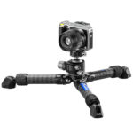Leofoto SC-60 Statiefvoet Leofoto statief met camera in creatieve lage hoekpositie op drie SC-60 rubbervoeten.