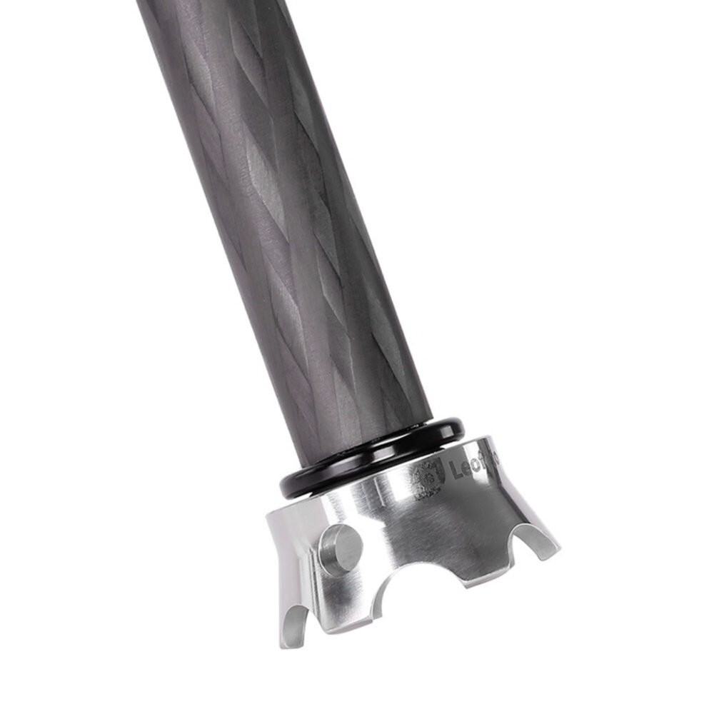 Leofoto Statiefvoet TFC Claw gemonteerd op carbon statiefpoot met zichtbaar 3/8-inch schroefverband.