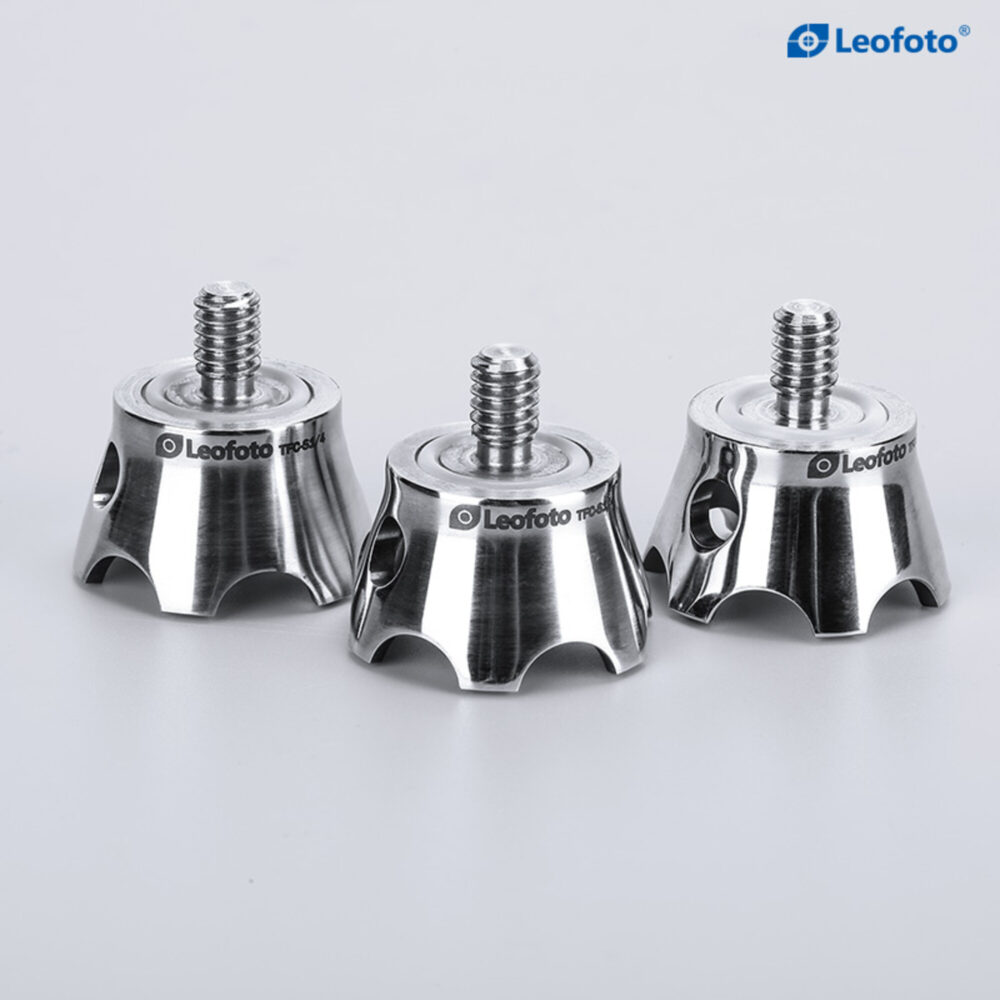 Leofoto S1/4 TFC Statiefvoet drie TFC S1/4 klauwvoeten rechtop naast elkaar met zichtbaar 1/4-inch schroefdraad op lichtgrijze achtergrond.