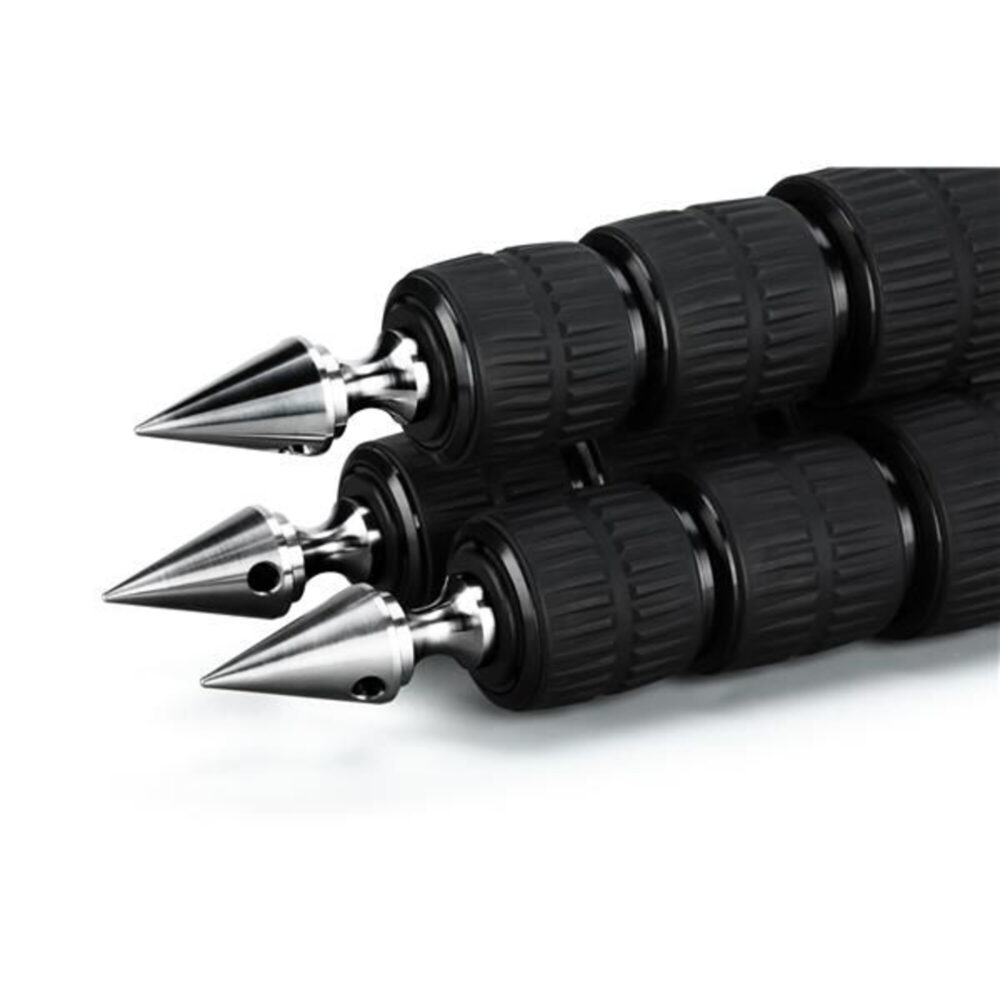 Leofoto statiefvoet TFW-spikes met sneeuwschotels close-up van alleen de gemonteerde roestvrijstalen spikes aan een Leofoto statief.