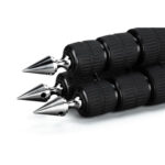 Leofoto statiefvoet TFW-spikes met sneeuwschotels close-up van alleen de gemonteerde roestvrijstalen spikes aan een Leofoto statief.