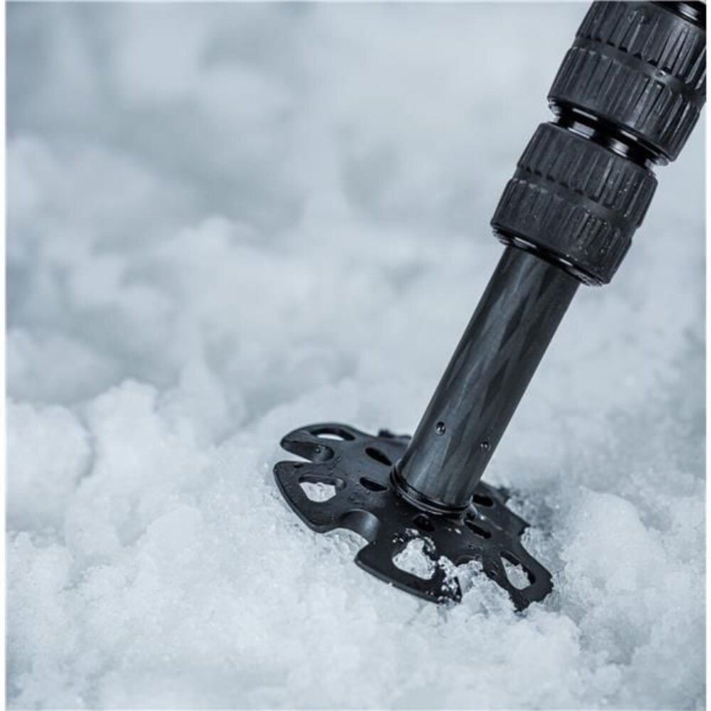Leofoto statiefvoet TFW-spikes met sneeuwschotels statiefpoot met sneeuwschotel en spike stevig geplaatst in diepe sneeuw.