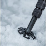 Leofoto statiefvoet TFW-spikes met sneeuwschotels statiefpoot met sneeuwschotel en spike stevig geplaatst in diepe sneeuw.