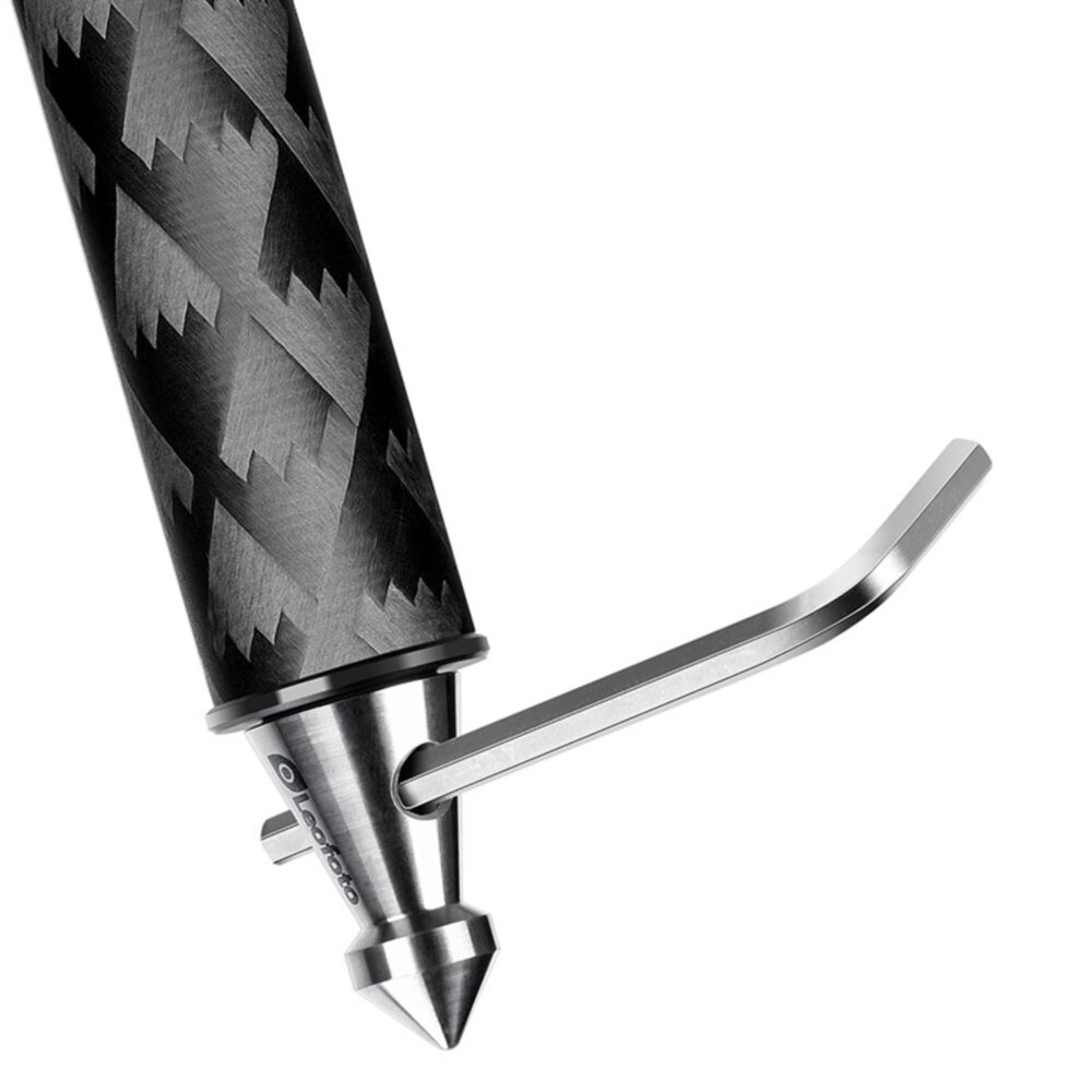 Leofoto TF-01 statiefvoet titanium spikes montage van een spike in een Leofoto carbonstatiefpoot met inbussleutel.