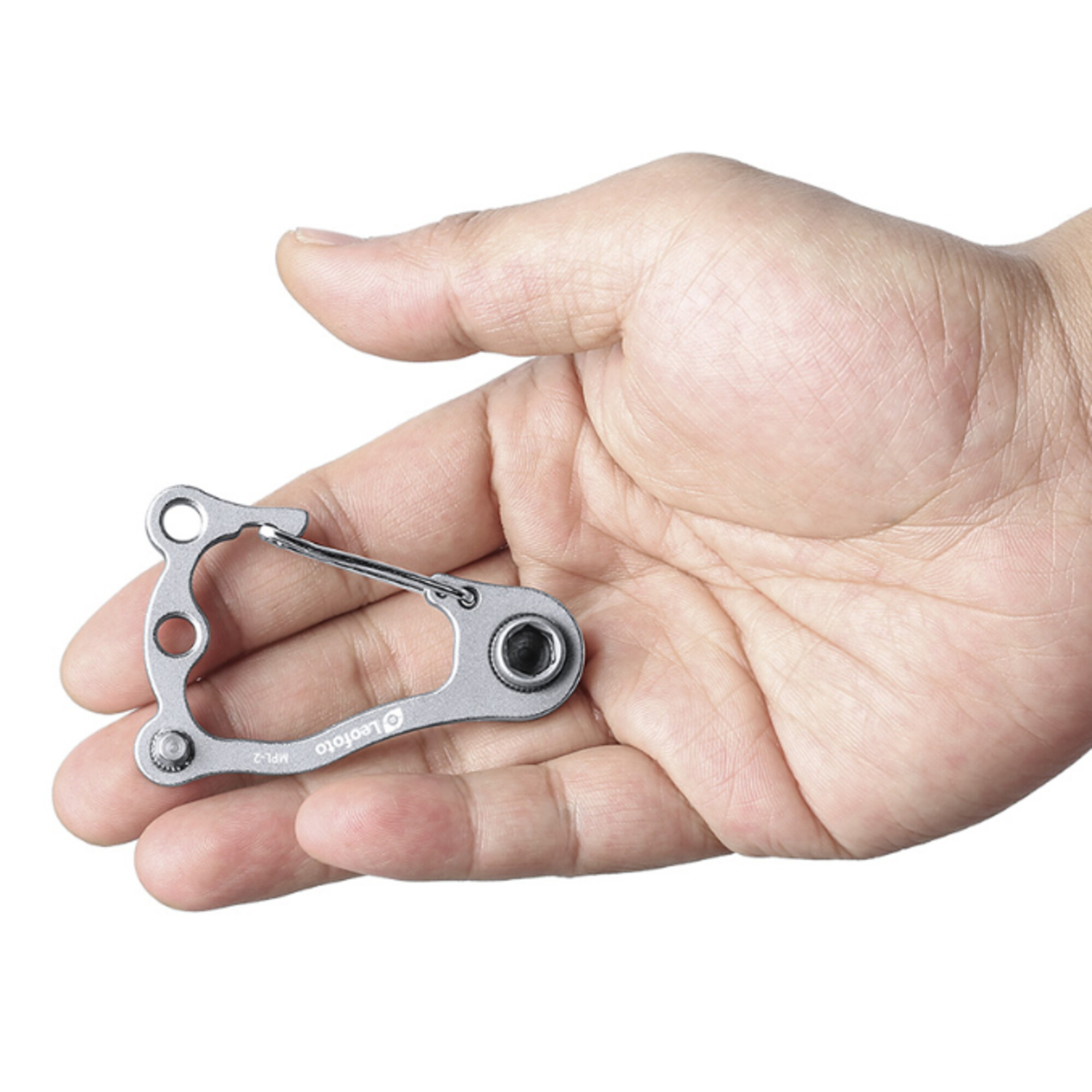 Leofoto MPL-2 multifunctioneel gereedschap liggend in een hand om het compacte formaat te tonen.