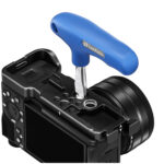 Leofoto-TB-36-10mm-slotted-screwdriver-2 Leofoto TB-36 platte schroevendraaier 10 mm in gebruik om een sleufschroef in de bodemplaat van een camera vast te draaien.