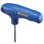 Leofoto TB4-45 inbussleutel close-up van blauwe T-handgreep met metalen 4mm sleutelstaaf.