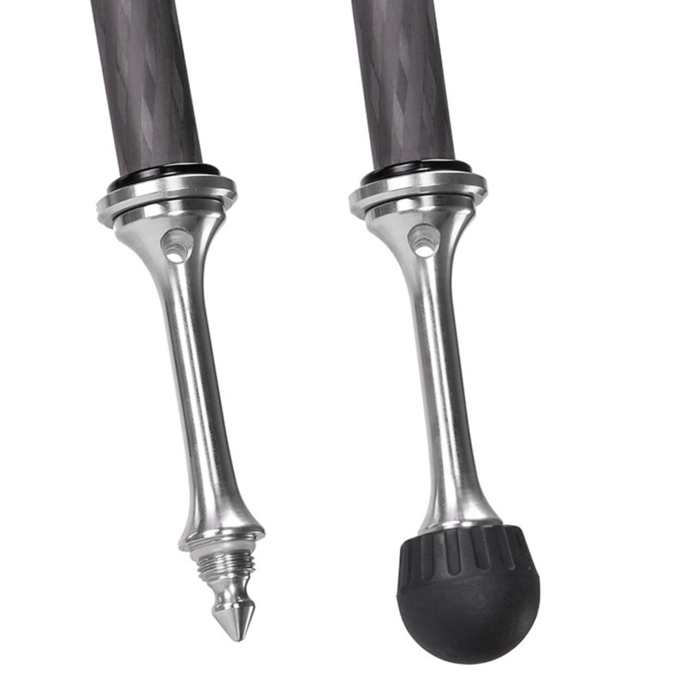 Leofoto lange spikes statiefvoet twee spikes gemonteerd aan carbon statiefpoten, één met rubberdop en één met blootliggende punt.