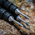 Leofoto-Tripod-pad-Long-spikes-with-rubber-caps-TFS-S1-4-2 Leofoto S1/4 statiefvoet drie gemonteerde spikes aan statiefpoten die stevig op natte rotsen staan.