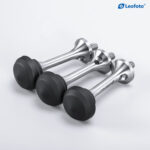 Leofoto-Tripod-pad-Long-spikes-with-rubber-caps-TFS-S1-4-3 Leofoto S1/4 statiefvoet drie spikes met zwarte rubberen doppen naast elkaar op lichte achtergrond.