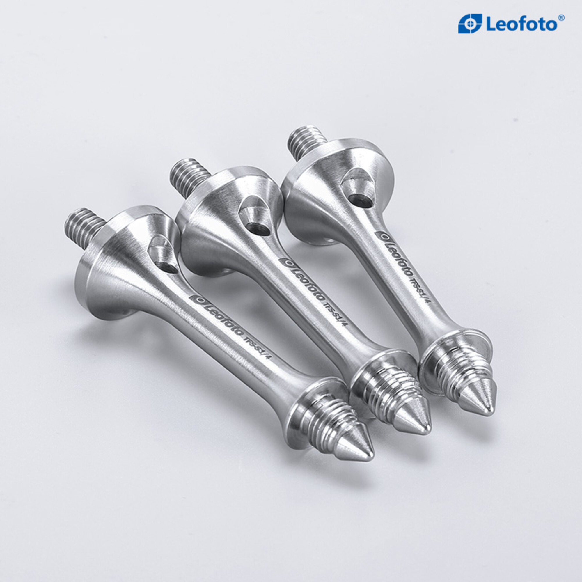 Leofoto S1/4 statiefvoet set van drie glanzende spikes zonder rubberdoppen op witte ondergrond.