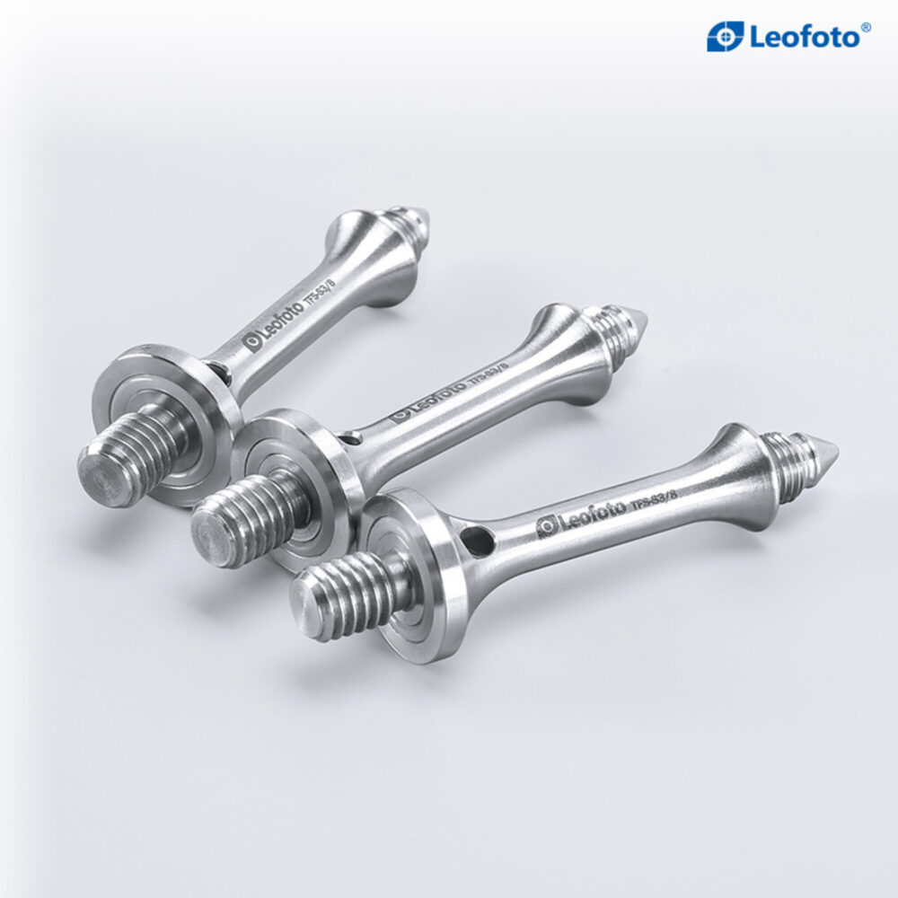 Leofoto S3/8 statiefvoet drie spikes met zwarte rubberen doppen rechtop op lichte achtergrond.