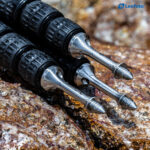 Leofoto S3/8 statiefvoet drie spikes stevig in een rotsachtige ondergrond geplaatst voor maximale grip.