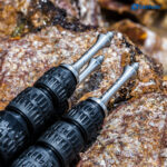 Leofoto S3/8 statiefvoet drie spikes stevig in een rotsachtige ondergrond geplaatst voor maximale grip.
