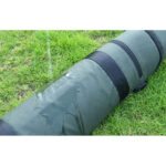 Leofoto TB-01 statieftas close-up waarop water over de groene, waterafstotende stof stroomt.