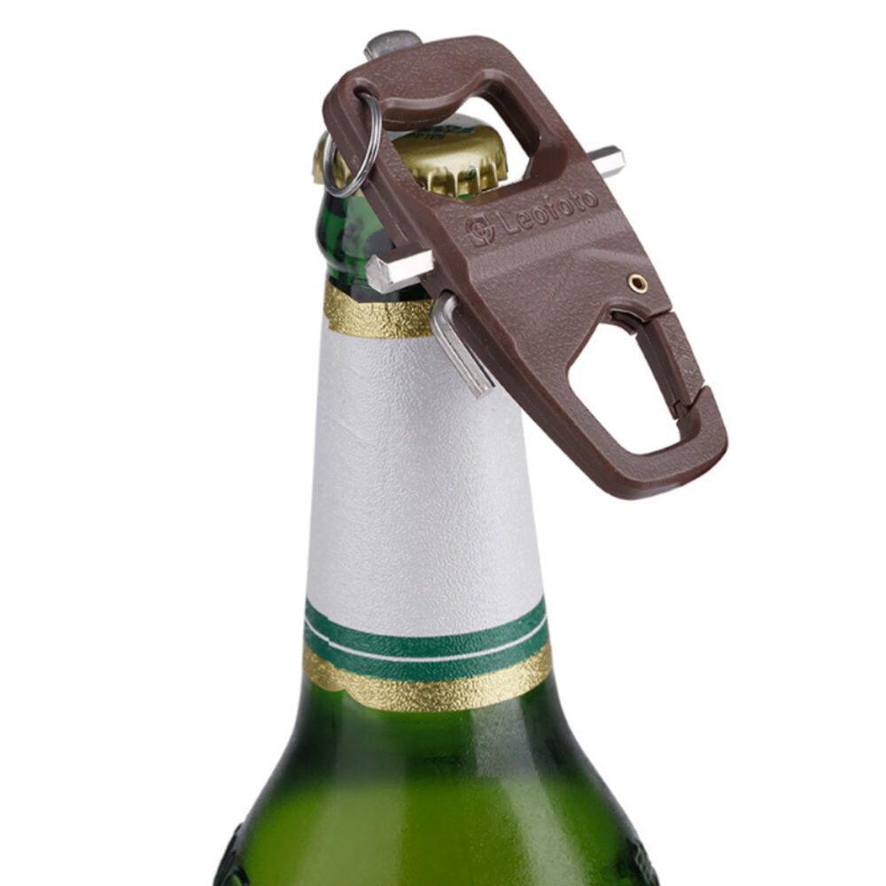 Leofoto multifunctioneel gereedschap MPL gebruikt als flesopener op een fles.