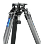 Leofoto YB-100MP nivelleerinrichting gemonteerd op Leofoto Summit statief met carbon poten en korte nivelleerhandgreep.