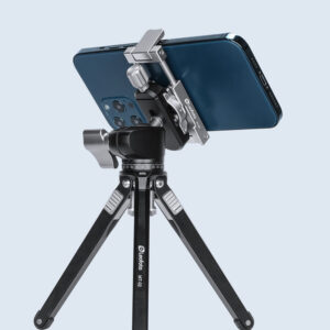 Leofoto PC-60 smartphonehouder gemonteerd op statiefkop met blauwe smartphone horizontaal geklemd voor fotograferen.