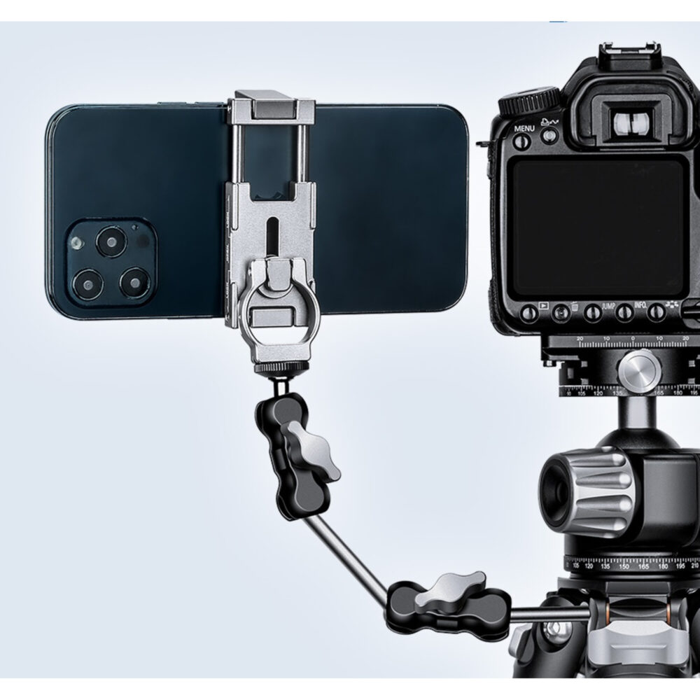 Leofoto PC-60 smartphonehouder gebruikt op magic arm om smartphone naast camera op statief te bevestigen.