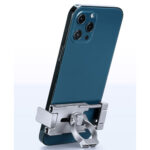 Leofoto PC-60 smartphonehouder gebruikt als tafelstandaard waarbij de blauwe smartphone schuin horizontaal wordt gepositioneerd.