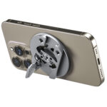 Leofoto-Mounting-Magnetic-smartphone-holder-PM-01-3 Leofoto PM-01 smartphonehouder gemonteerd aan achterkant van smartphone met uitgeklapte metalen ring als handgreep.