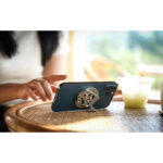 Leofoto-Mounting-Magnetic-smartphone-holder-PM-01-4 Leofoto PM-01 smartphonehouder ondersteunt smartphone liggend op tafel als standaard tijdens het kijken van video.