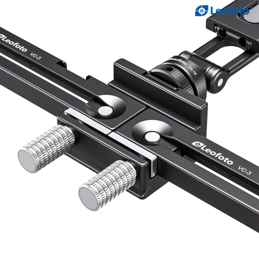 Leofoto VC-3 multi-smartphonehouder close-up van centrale Arca-Swiss-plaat met vergrendelschroeven op rail.
