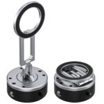 Leofoto PM-04 houder met losgekoppelde magnetische ringarm naast elektrische zuignapbasis op witte achtergrond.