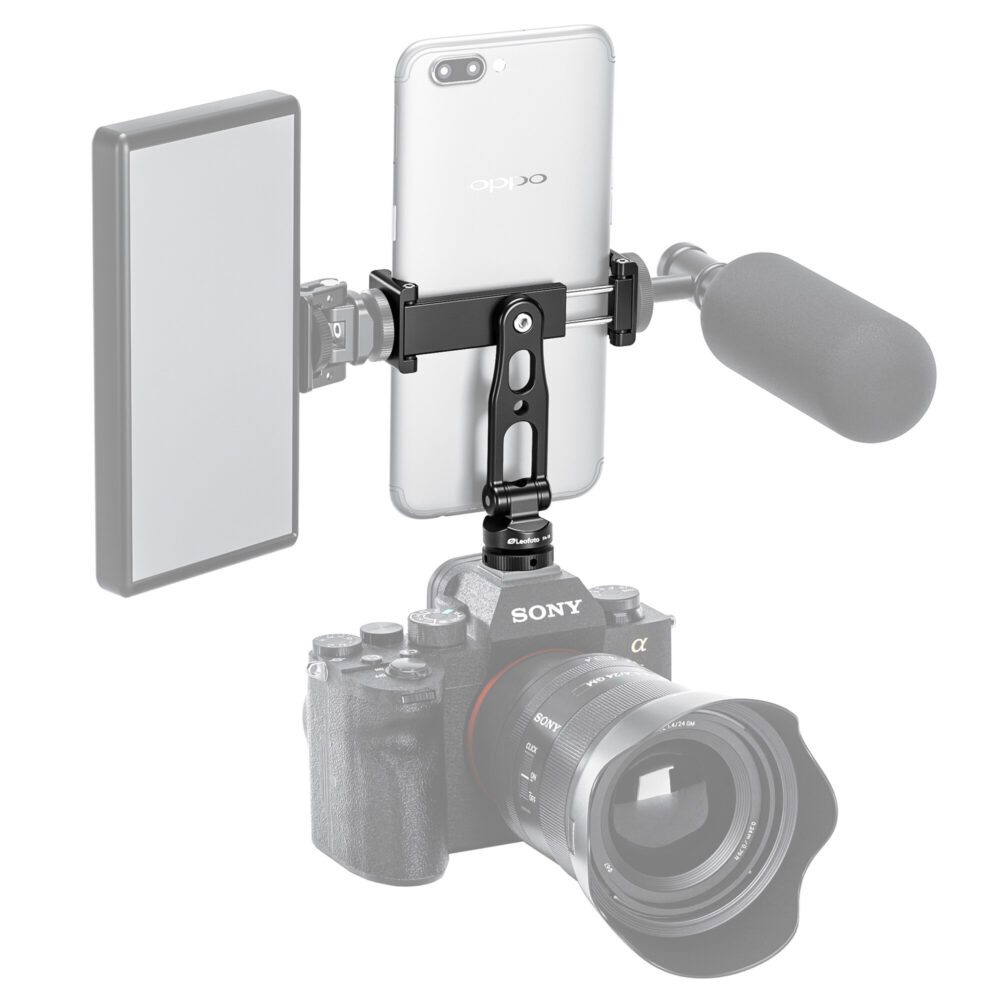 Leofoto FA-18 smartphonehouder gemonteerd op camera-flitsschoen met smartphone, LED-videolamp en richtmicrofoon.
