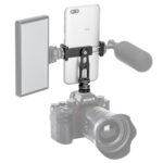 Leofoto FA-18 smartphonehouder gemonteerd op camera-flitsschoen met smartphone, LED-videolamp en richtmicrofoon.