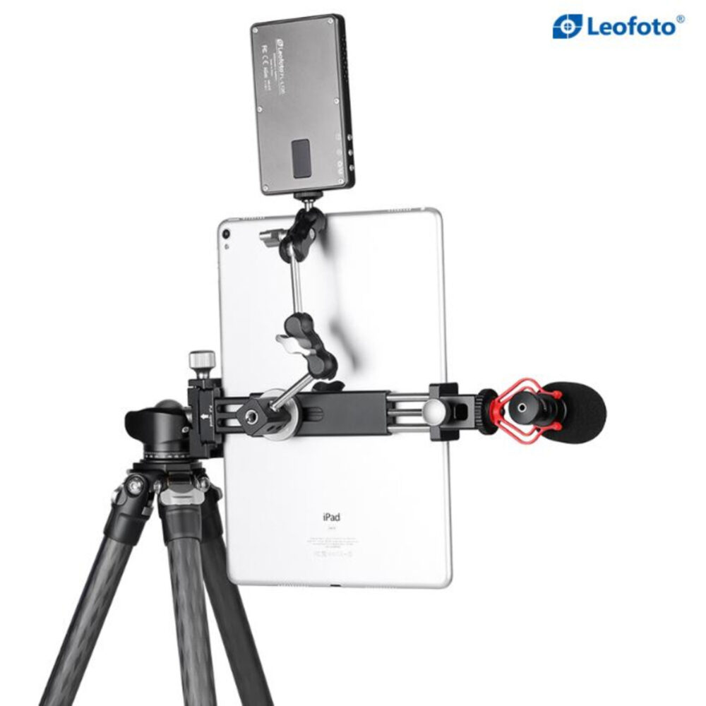 Leofoto PC-190 tablethouder op statief met smartphone horizontaal geklemd voor video- of fotoregistratie.