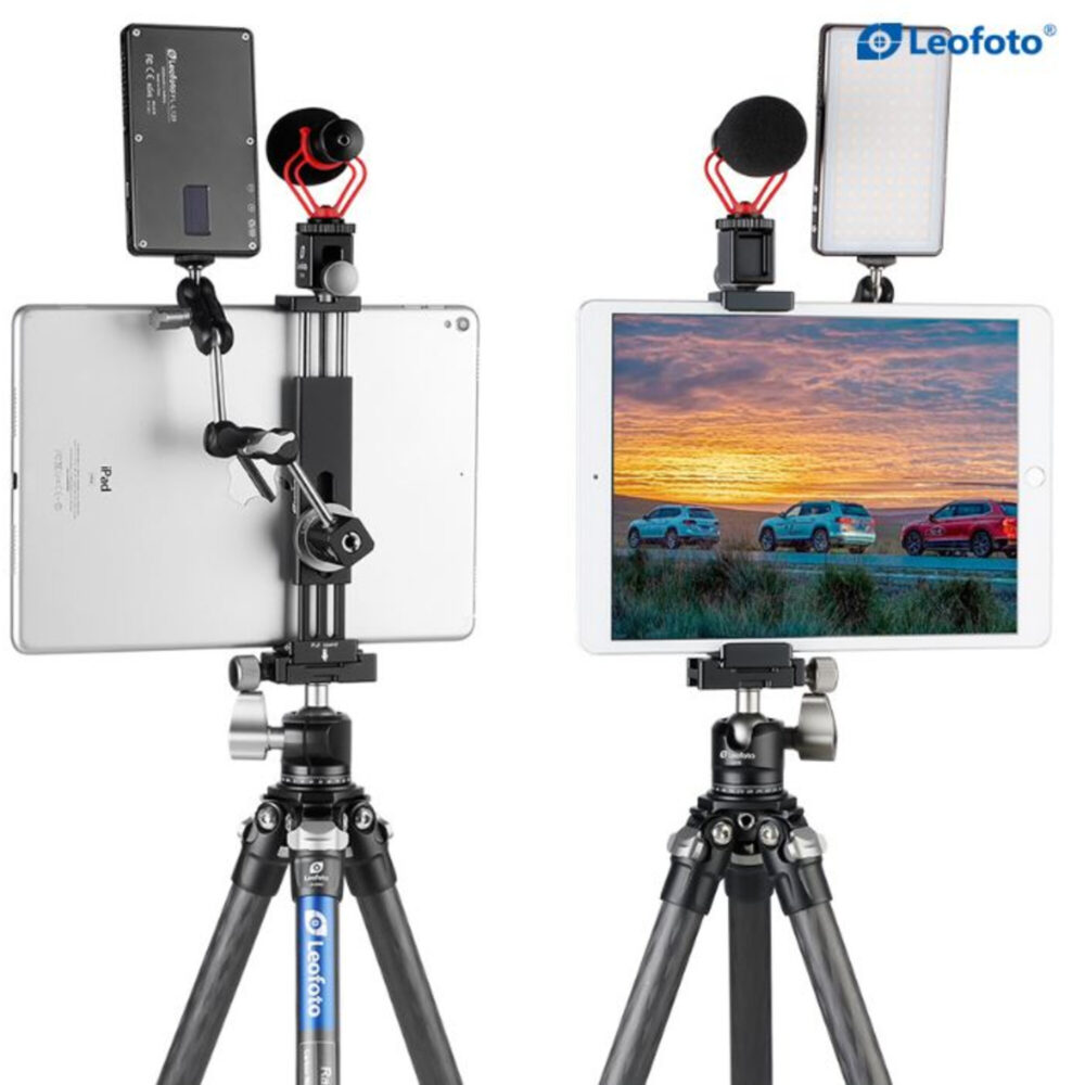 Leofoto PC-230 tablethouder op statief gemonteerd met groot tablet en extra accessoires zoals microfoon en lamp.