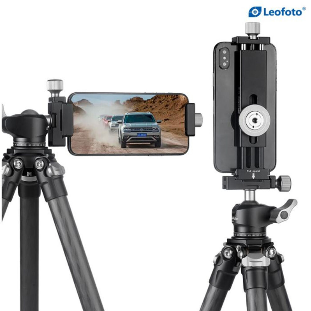Leofoto PC-230 tablethouder op statief met smartphone horizontaal geklemd voor video- of fotoregistratie.