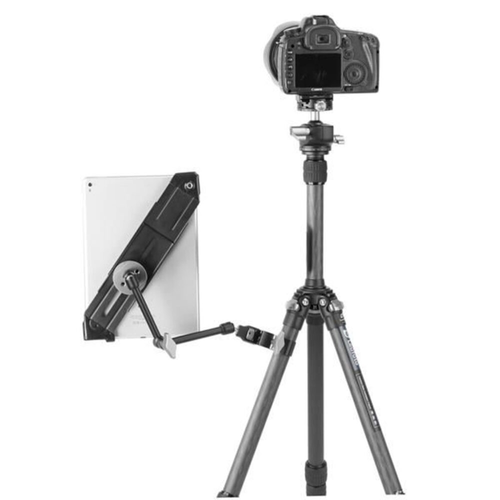 Leofoto IPC-300 tablethouder gemonteerd aan tablet via Magic Arm naast statief met camera voor gecombineerde setup.