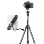 Leofoto IPC-300 tablethouder gemonteerd aan tablet via Magic Arm naast statief met camera voor gecombineerde setup.