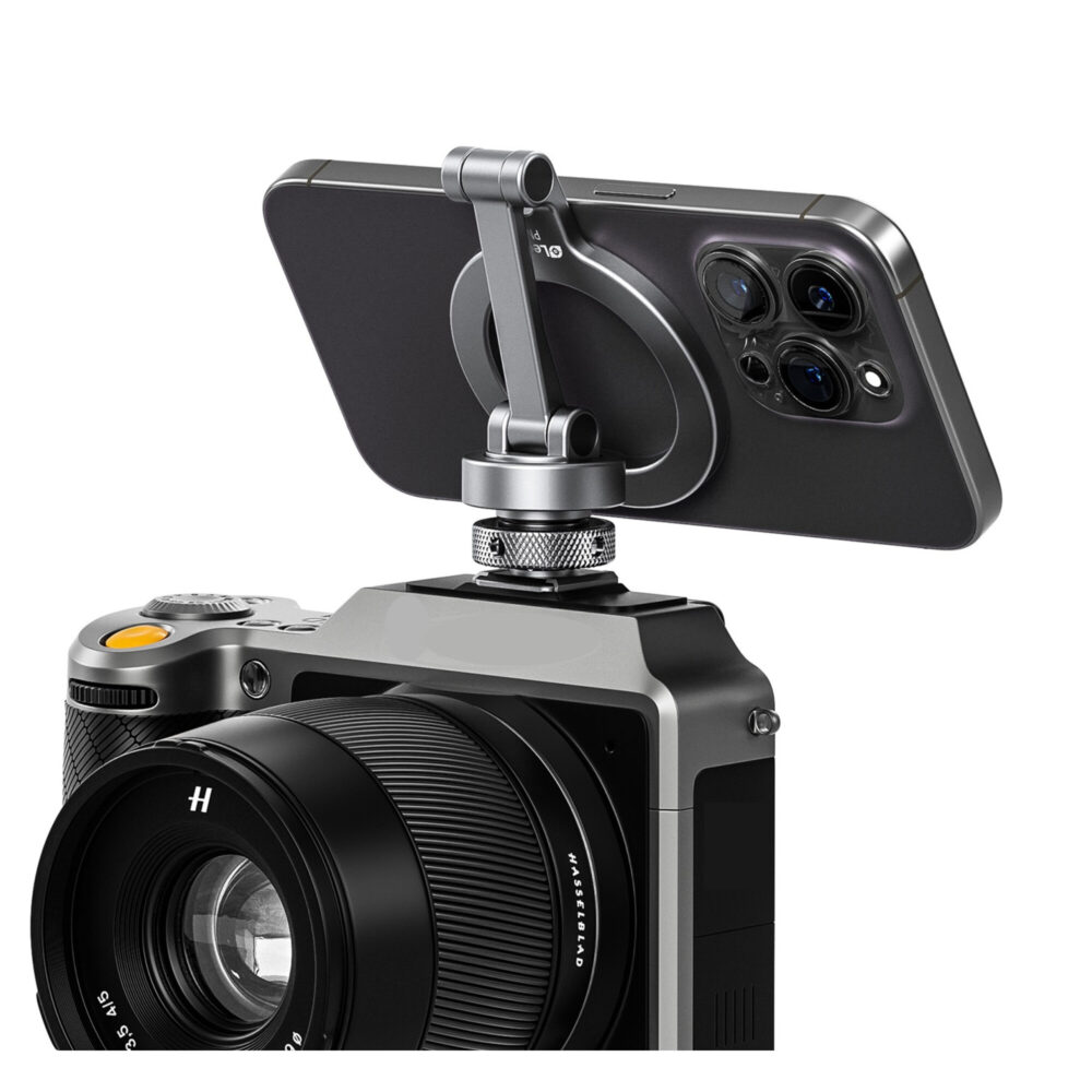 Leofoto PM-03 houder met smartphone horizontaal gemonteerd op de flitsschoen van een camera.