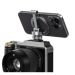 Leofoto PM-03 houder met smartphone horizontaal gemonteerd op de flitsschoen van een camera.