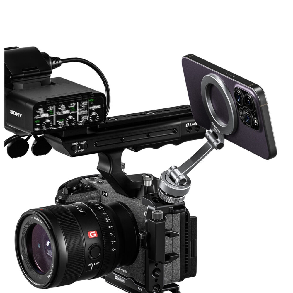 Leofoto PM-03 houder gebruikt als magnetische smartphonehouder op cameracage met bovenhandgreep.