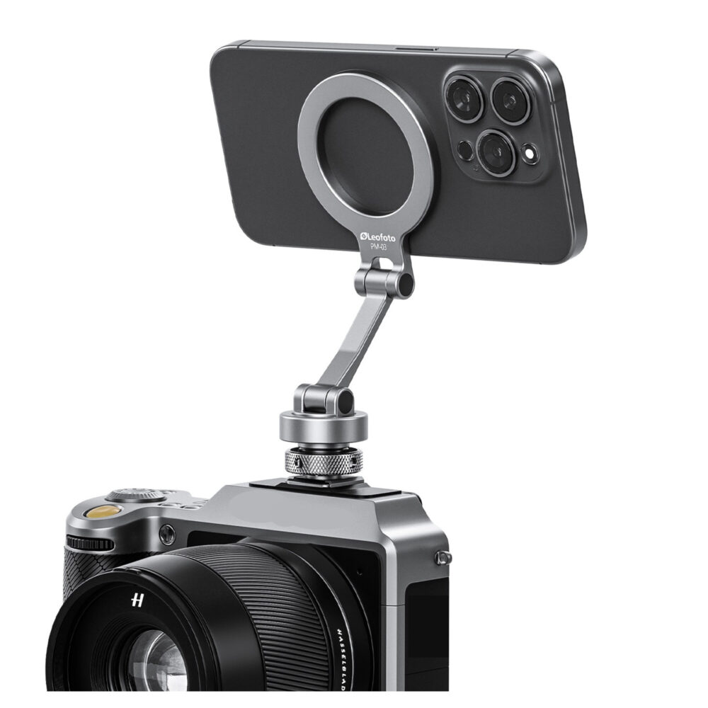 Leofoto PM-03 houder gemonteerd op cameraflitsschoen met smartphone als externe monitor.