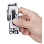 Leofoto PS-4 smartphone houder compact opgevouwen en vastgehouden in een hand om het zakformaat te tonen.
