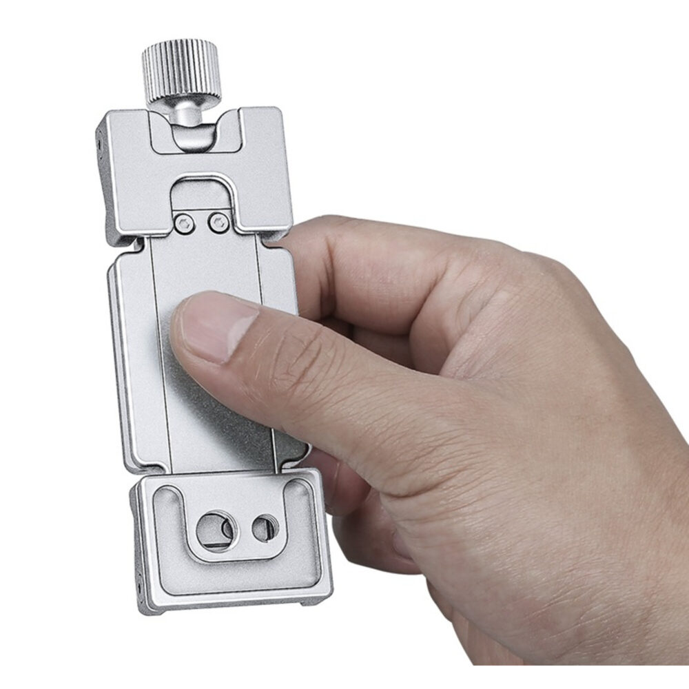 Leofoto PC-120 smartphone zilveren houder in een hand gezien met zichtbare achterplaat en montagepunten.