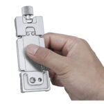 Leofoto PC-120 smartphone zilveren houder in een hand gezien met zichtbare achterplaat en montagepunten.