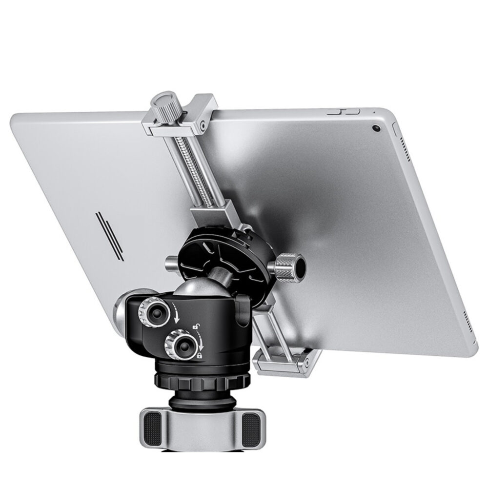 Leofoto PC-120 smartphone zilveren smartphone- en tablethouder gemonteerd op statiefkop met tablet in schuine positie.