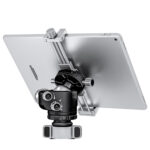 Leofoto PC-120 smartphone zilveren smartphone- en tablethouder gemonteerd op statiefkop met tablet in schuine positie.