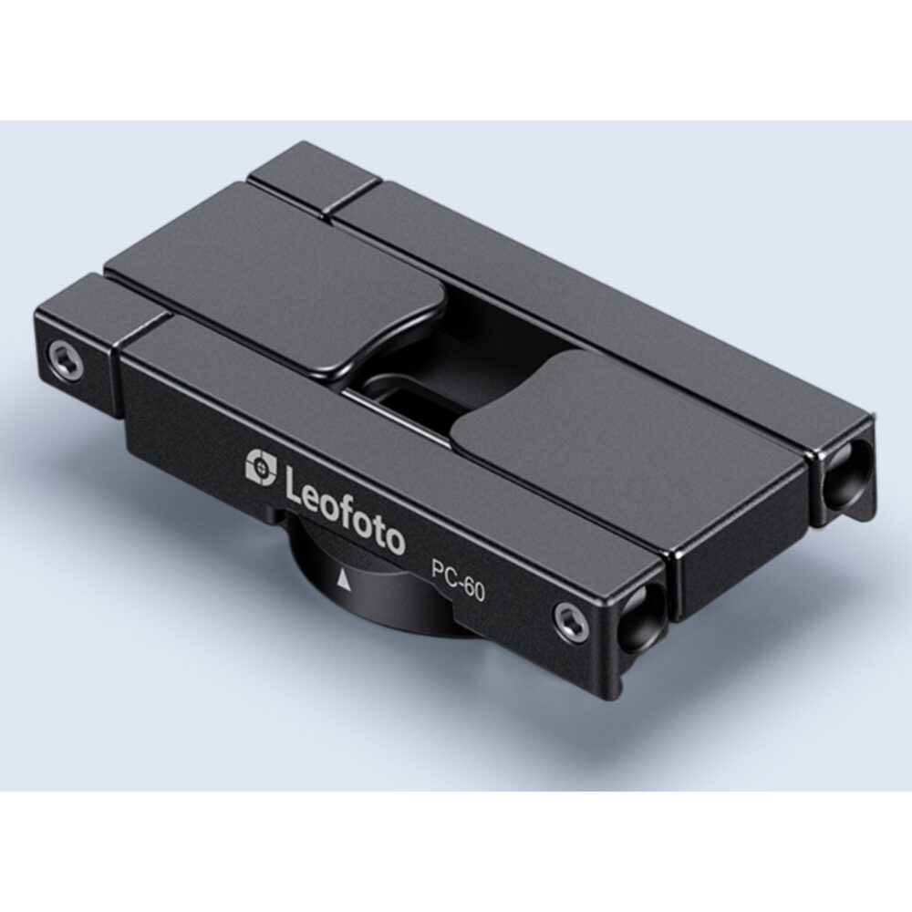 Leofoto PC-60 smartphonehouder bovenaanzicht opgevouwen met zichtbaar Arca-Swiss-profiel en 1/4 inch schroefgat.