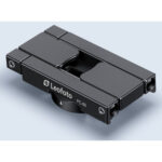 Leofoto PC-60 smartphonehouder bovenaanzicht opgevouwen met zichtbaar Arca-Swiss-profiel en 1/4 inch schroefgat.