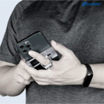 Leofoto PC-60 smartphonehouder gebruikt als vingergrip waarbij de gebruiker de smartphone veilig aan de ring vasthoudt.